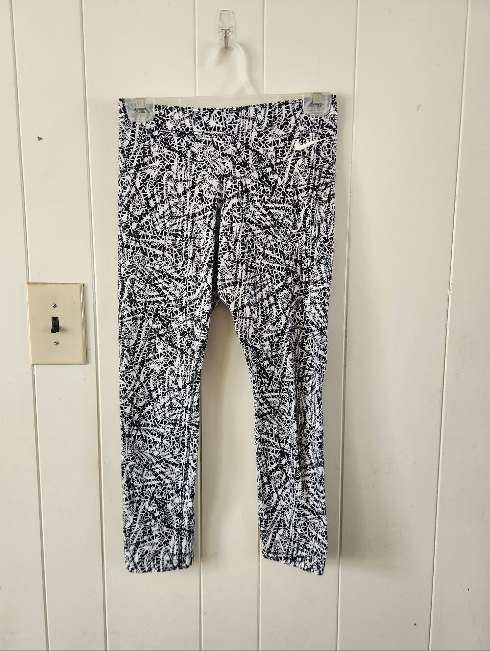 Nike Black & White Abstract Print Cropped Leggings Size S